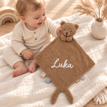 Fröhliches Baby mit personalisiertem Jollein Schmusetuch Teddy Bear und weißem Namen Luka
