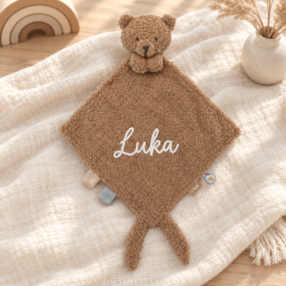 Personalisiertes Jollein Schmusetuch Teddy Bear mit weißem Namen Luka im hellen Boho-Ambiente