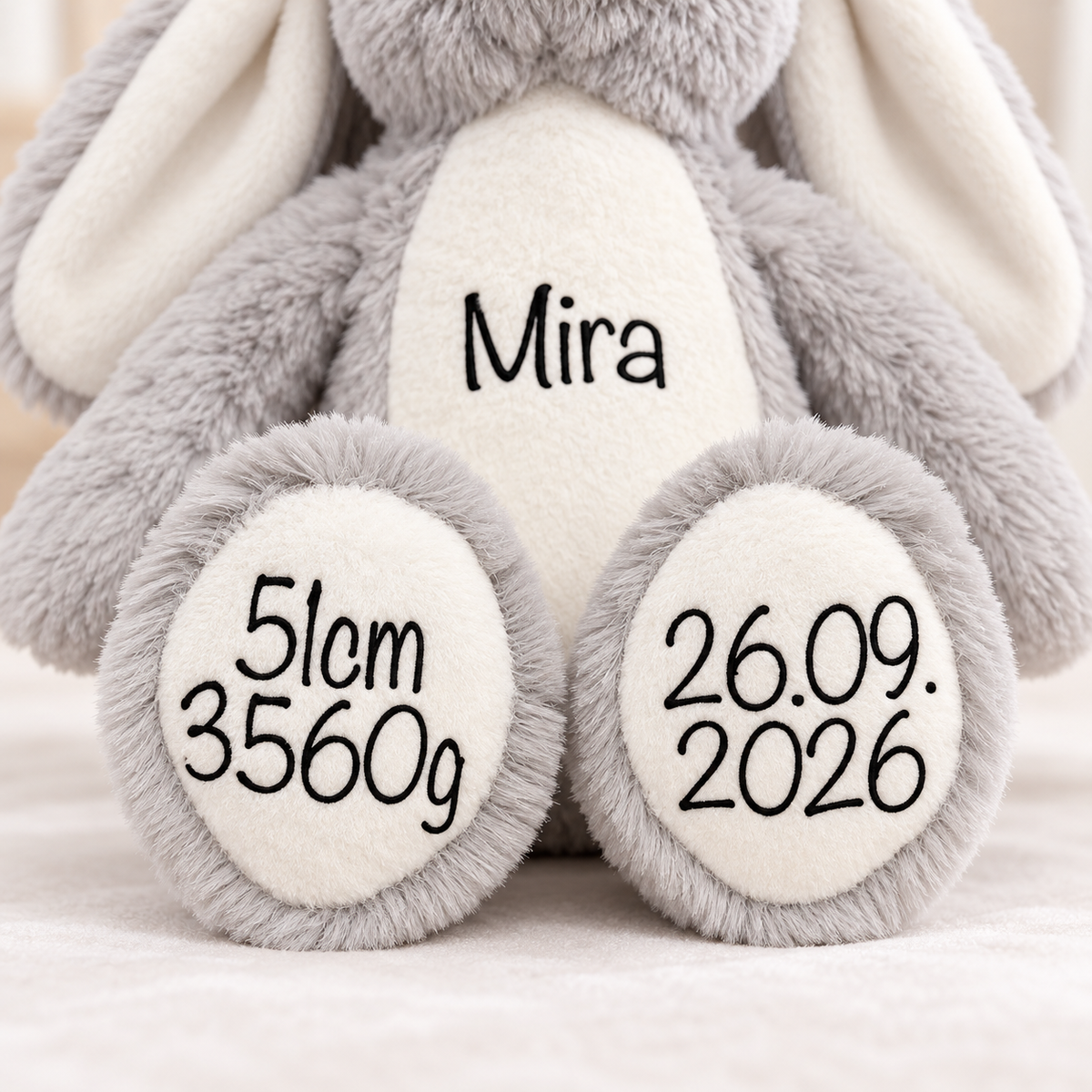 Detailfoto des grauen Kuschelhasen: Füße mit 51cm, 3560g und Geburtsdatum 26.09.2026 – Gestaltungsbeispiel
