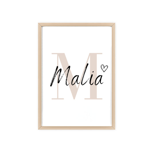 Namensposter mit großer heller Initiale, schwarzem Namen „Malia“ und kleinem Herz im Holzrahmen