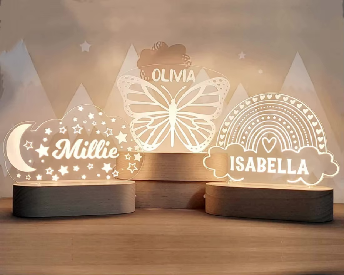 Drei personalisierte Nachtlichter für Kinder – Mond & Sterne, Schmetterling und Regenbogen – mit Namensgravur auf Acryl und warmweißem Licht auf Holzsockel