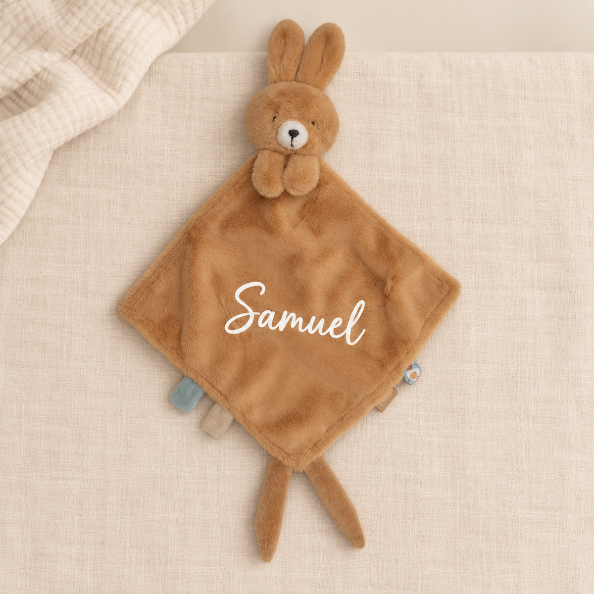 Personalisiertes braunes Schmusetuch Hase mit weiß gedrucktem Namen Samuel