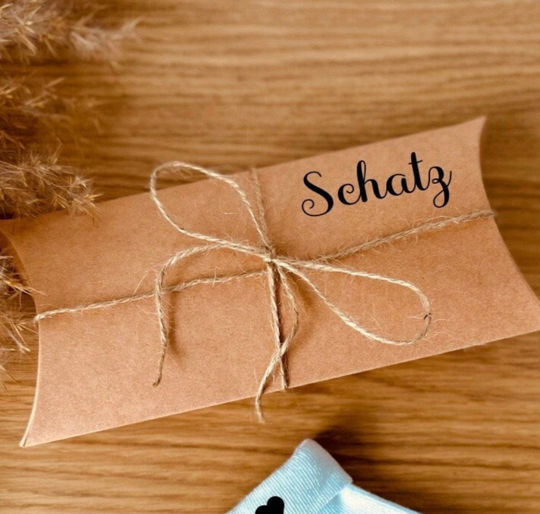 Babysocke in Geschenkbox zur Schwangerschaftsverkündung