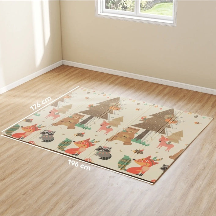 Baby Spielmatte 196 x 176 cm faltbar mit Waldtiermotiv im Kinderzimmer