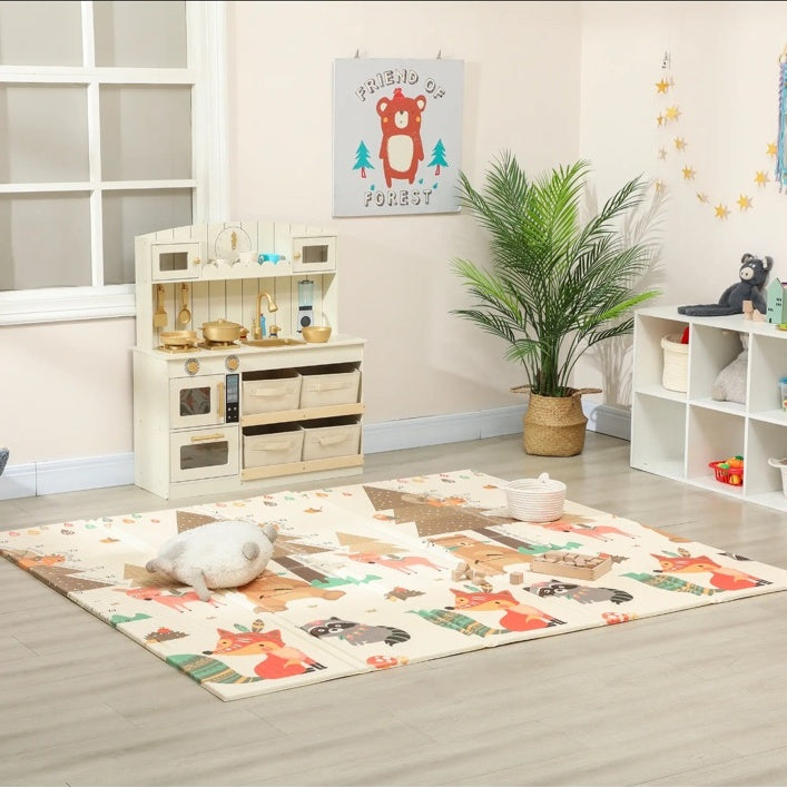 Große faltbare Krabbelmatte mit Waldtiermotiv im hellen Kinderzimmer
