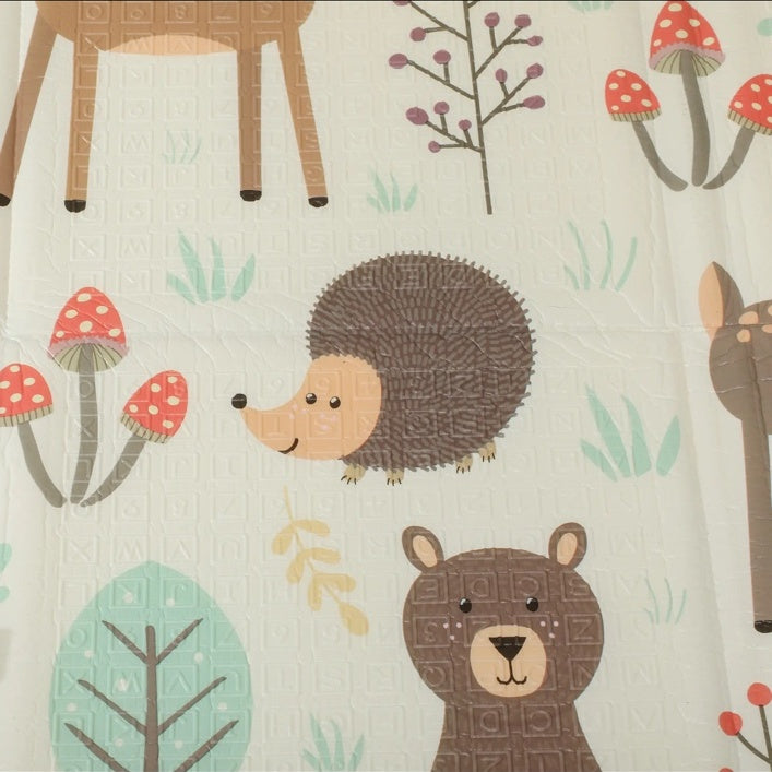 Detail der strukturierten Oberfläche der Baby Spielmatte mit Waldtieren und Igelmotiv