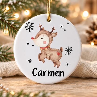 Personalisierter Keramik-Weihnachtsanhänger mit Rentiermotiv und dem Namen Carmen