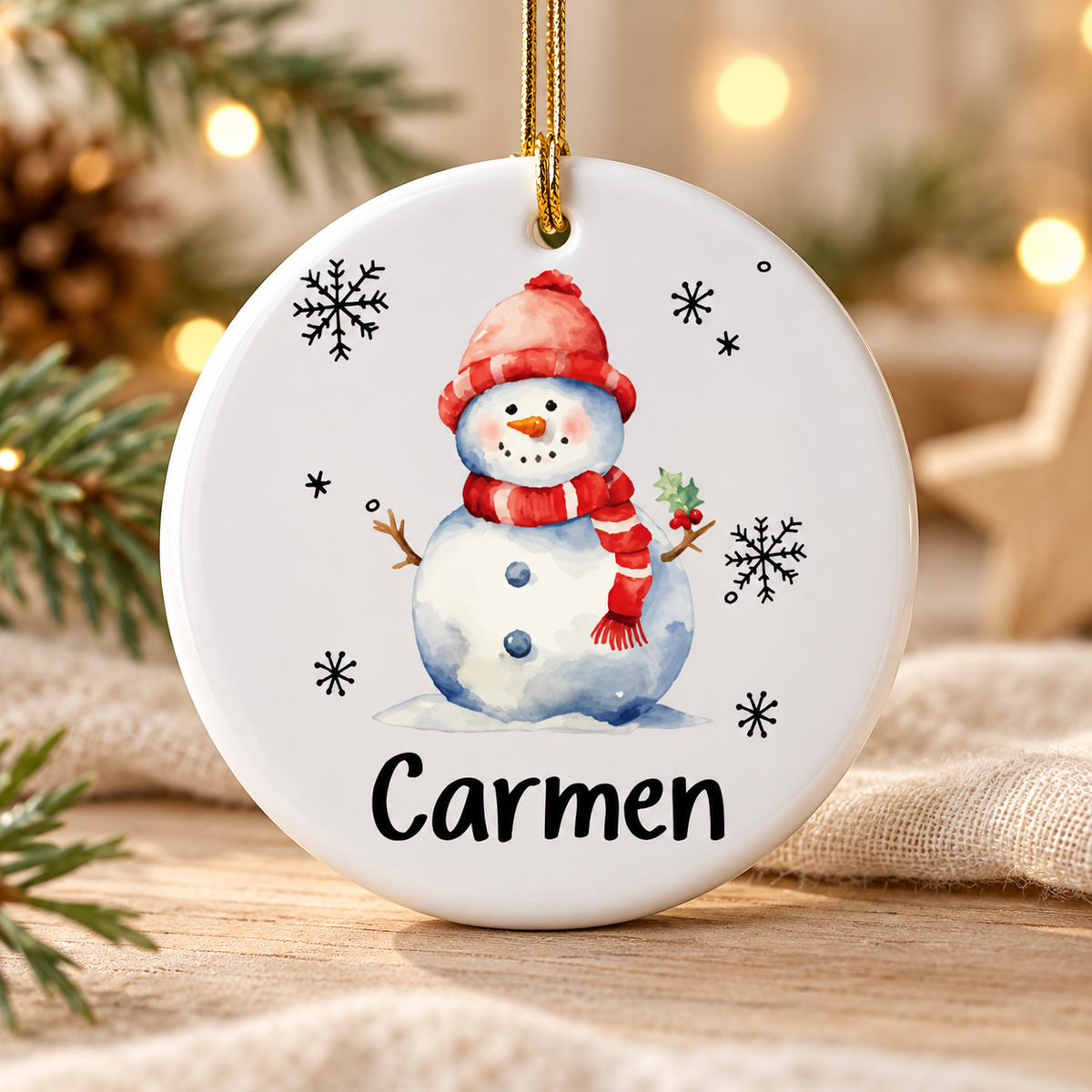Runder Weihnachtsanhänger aus Keramik mit Schneemannmotiv und dem Namen Carmen