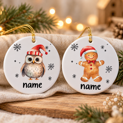 Zwei personalisierte Keramik-Weihnachtsanhänger mit Eule und Lebkuchenmann