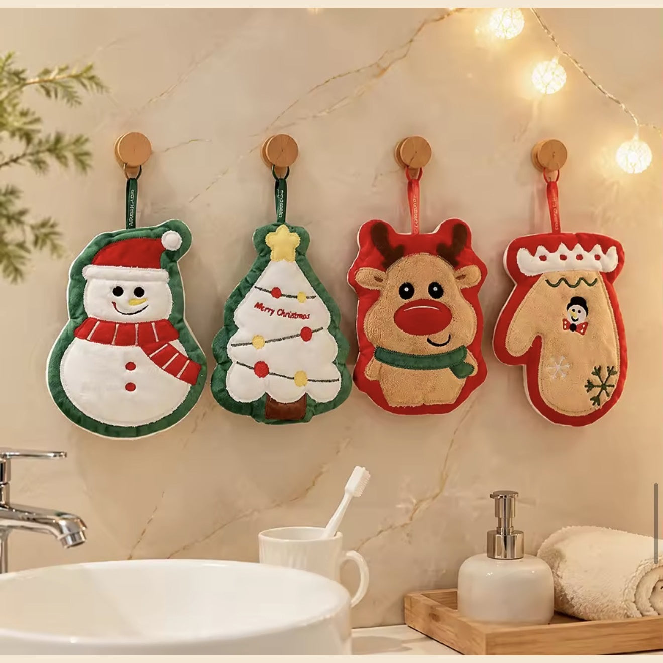 Weihnachtliche Handtücher im Badezimmer mit Schneemann Tannenbaum Rentier und Lebkuchenmann