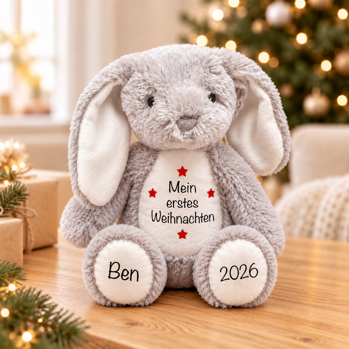 Grauer Weihnachtshase mit Mein erstes Weihnachten und roten Sternen auf dem Bauch, Wunschname und Jahreszahl auf den Füßen – Gestaltungsbeispiel Ben 2026
