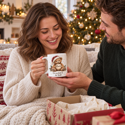 Weihnachtsgeschenk für Mama – glückliche Mutter erhält eine Bärentasse